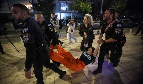 الشرطة تفرق بالقوة مظاهرة في تل أبيب، السبت (Getty Images).jpg