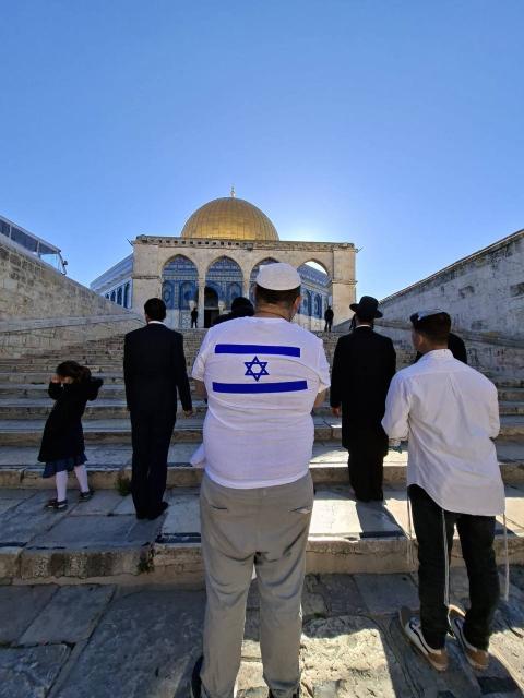 ارتدى بعض المستعمرين قمصانًا تحمل علم الاحتلال خلال اقتحامهم المسجد الأقصى المبارك، كما أقدم عدد منهم على رفع العلم أثناء خروجهم من باب السلسلة....jpg