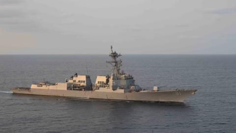 المدمرة يو إس إس بينكني (DDG 91) تجوب المياه الإقليمية لعمليات فرض الحصار الأميركي على الموانئ الإيرانية..jpeg