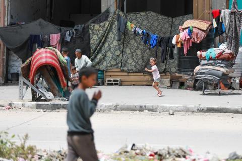 يعيش الفلسطينيون ظروفاً صعبة قرب الخط الأصفر شرق خان يونس، جنوب قطاع غزة، في 27 أبريل/نيسان 2026، حيث يواجهون إطلاق نار متكرر في منطقة تُعتبر خطرة، على طول خط حدودي أعادت القوات الإسرائيلية انتشارها فيه بموجب اتفاق وقف إطلاق النار. (صورة: رمزي أبو عامر)