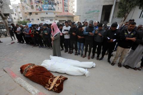 تجمع المشيعون لتوديع جثامين ثلاثة فلسطينيين في مستشفى الشفاء بمدينة غزة، في 30 أبريل/نيسان 2026. قُتل الثلاثة وأُصيب آخرون في غارة إسرائيلية استهدفت حي الزيتون، جنوب غزة. صورة: بلال أسامة