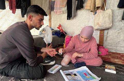 منة وائل عاشور (12 عاماً) وشقيقها فايز (24 عاماً) يعيشان في خيمة نزوح بمدينة دير البلح وسط قطاع غزة، بعد أن فقدا أطرافهما جراء هجوم إسرائيلي قبل نحو تسعة أشهر، 16 أبريل/نيسان 2026. صورة: يوسف أبو وطفة