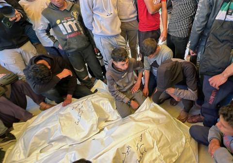 ودّع فلسطينيون جثماني فلسطينيين اثنين في مستشفى ناصر. قُتلا في غارة جوية إسرائيلية بطائرة مسيرة، بينما أُصيب آخرون في خان يونس، جنوب قطاع غزة، في 31 مارس/آذار 2026. صورة: طارق محمد