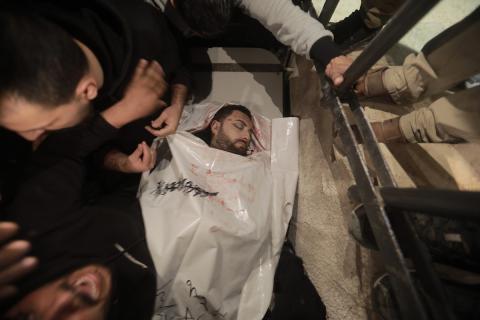 جثمان الزميل الصحفي محمد واشاح، مراسل قناة الجزيرة مباشر، الذي اغتيل في غارة جوية إسرائيلية استهدفت مركبته في شارع رشيد غرب مدينة غزة في 8 أبريل/نيسان 2026. (صورة: بلال أسامة)