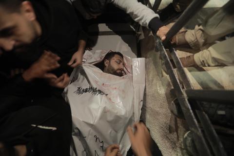 جثمان الزميل الصحفي محمد وشاح، مراسل قناة الجزيرة مباشر، الذي اغتيل في غارة جوية إسرائيلية استهدفت مركبته في شارع الرشيد غرب مدينة غزة في 8 أبريل/نيسان 2026. (صورة: بلال أسامة)