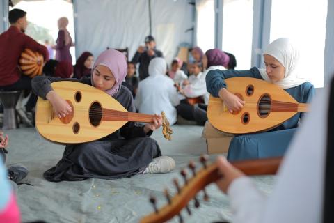 يشارك أطفال فلسطينيون في أنشطة ترفيهية ودعم نفسي اجتماعي في مخيم الزهور للنازحين في مخيم النصيرات للاجئين وسط قطاع غزة، 26 أبريل/نيسان 2026، (تصوير: حسن الجديدي)