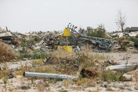 يعيش الفلسطينيون ظروفاً صعبة قرب الخط الأصفر شرق خان يونس، جنوب قطاع غزة، في 27 أبريل/نيسان 2026، حيث يواجهون إطلاق نار متكرر في منطقة تُعتبر خطرة، على طول خط حدودي أعادت القوات الإسرائيلية انتشارها فيه بموجب اتفاق وقف إطلاق النار. (صورة: رمزي أبو عامر)