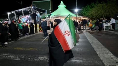 امرأة تحمل العلم الإيراني خلال مسيرة دعماً للمرشد الإيراني آية الله مجتبى خامنئي في ساحة صادقية في طهران .27 أبريل 2026.(أ ف ب).jpeg