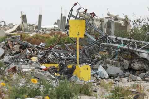يعيش الفلسطينيون ظروفاً صعبة قرب "الخط الأصفر" شرق خان يونس، جنوب قطاع غزة، في 27 أبريل/نيسان 2026، حيث يواجهون إطلاق نار متكرر في منطقة تُعتبر خطرة، على طول خط حدودي أعادت القوات الإسرائيلية انتشارها فيه بموجب اتفاق وقف إطلاق النار. (صورة: رمزي أبو عامر)