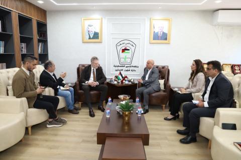 أبو هولي يبحث مع ممثل المنسق الخاص للشؤون السياسية أوضاع اللاجئين.jpg
