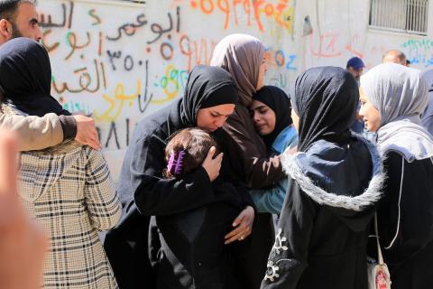ودّع فلسطينيون جثامين ثلاثة فلسطينيين في مستشفى الشفاء بمدينة غزة، في 7 مايو/أيار 2026. وكانوا قد استشهدوا في الليلة السابقة في غارة إسرائيلية استهدفت مجموعة من المدنيين قرب خيامهم في حي الزيتون، شرق غزة. (صورة: بلال أسامة)