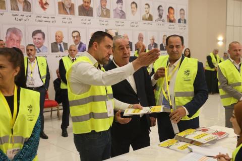 حسين الشيخ، نائب الرئيس الفلسطيني، يشارك في التصويت خلال انتخابات اللجنة المركزية والمجلس الثوري لحركة فتح في رام الله، ضمن أعمال المؤتمر الثامن للحركة، 16 مايو/أيار 2026. صورة من مكتب حسين الشيخ