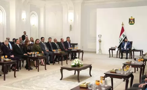 الزيدي في لقاء مع مجموعة من الإعلاميين (رئاسة الوزراء).webp
