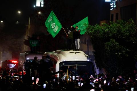 فلسطينيون يرفعون أعلاماً لـ«حماس» في الضفة الغربية احتفالاً بتحرير أسرى من السجون الإسرائيلية يناير 2025 (رويترز).jpeg
