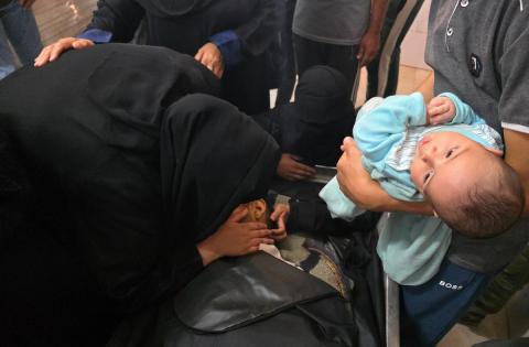 فلسطينيون ينقلون جثمان شاب وعدداً من الجرحى إلى مجمع ناصر الطبي، عقب غارة إسرائيلية استهدفت مجموعة من المدنيين في خان يونس جنوب قطاع غزة، في 18 مايو/أيار 2026. الصورة: طارق محمد