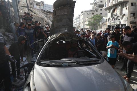 تجمّع فلسطينيون في موقع غارة جوية إسرائيلية استهدفت مركبة في شارع الشهداء بمدينة غزة، في 19 مايو/أيار 2026. وبحسب مصادر محلية، أسفرت الغارة عن مقتل شخص وإصابة آخرين. (صورة: عمر أشتوي)