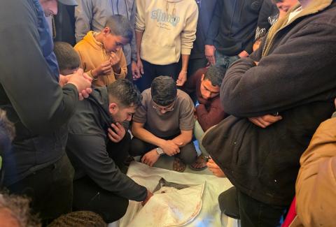 فلسطينيون يحضرون جنازة نسيم الكلازاني، عقيد الشرطة الذي استشهد في غارة إسرائيلية استهدفت سيارته، في خان يونس، جنوب قطاع غزة، في 6 مايو/أيار 2026. صورة: طارق محمد