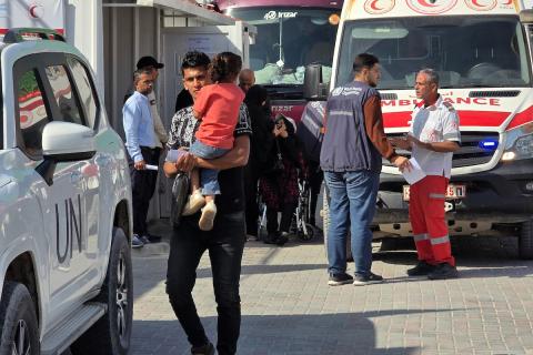 يغادر مرضى وجرحى فلسطينيون، برفقة ذويهم، مقر الهلال الأحمر الفلسطيني في خان يونس جنوب قطاع غزة في 10 مايو/أيار 2026، متجهين نحو معبر رفح لتلقي العلاج في الخارج. (صورة: طارق )