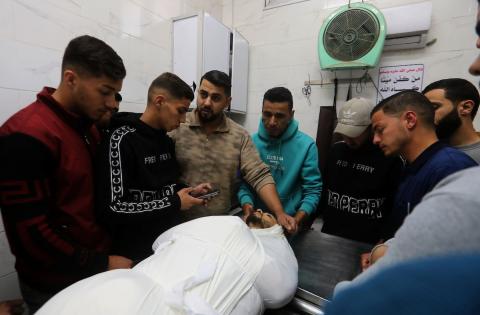 ودّع فلسطينيون جثامين ثلاثة فلسطينيين في مستشفى الشفاء بمدينة غزة، في 7 مايو/أيار 2026. وكانوا قد استشهدوا في الليلة السابقة في غارة إسرائيلية استهدفت مجموعة من المدنيين قرب خيامهم في حي الزيتون، شرق مدينة غزة. (صورة: بلال أسامة)
