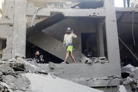 يتفقد فلسطينيون المباني المتضررة عقب غارة جوية إسرائيلية على مخيم الشاطئ غرب مدينة غزة، قطاع غزة، في 9 مايو/أيار 2026. عادت عائلات فلسطينية إلى موقع الانفجار للبحث بين الأنقاض عن ممتلكاتها وتقييم حجم الدمار. صورة: بلال أسامة