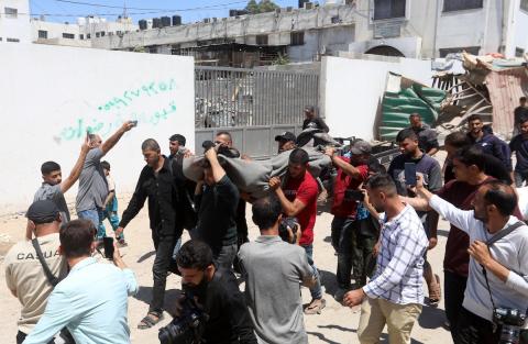 غزة: فلسطينيون يشيعون جثامين عدد من رجال الشرطة الذين قضوا في غارة إسرائيلية استهدفت منطقة التوام شمال قطاع غزة، وذلك داخل مستشفى الشفاء، بتاريخ 23 مايو/أيار 2026.تصوير : بلال أسامة