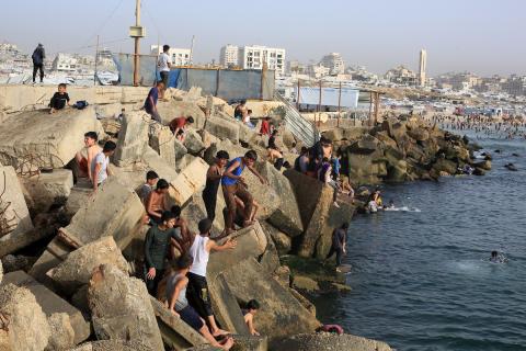 فلسطينيون نازحون يقضون وقتهم على شاطئ مدينة غزة، الذي تحول إلى متنفس للعائلات وسط الأزمة الإنسانية المتواصلة،17 أيار/ مايو 2026.تصوير: بلال أسامة