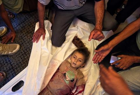 فلسطينيون يودعون طفلة وامرأة استشهدتا في غارة إسرائيلية استهدفت مخيم الغيث في مواصي خان يونس جنوب قطاع غزة، 25 مايو/أيار 2026. تصوير: طارق محمد