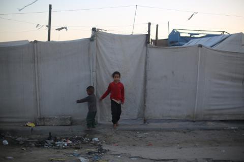 يقضي الفلسطينيون النازحون وقتهم على شاطئ غرب مدينة غزة، في الأول من مايو/أيار 2026، بحثًا عن متنفس من ظروف معيشية قاسية. يلجأ السكان إلى البحر كمتنفس من ضغوط الحياة اليومية(صورة: عمر أشتوي)