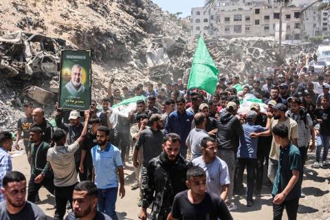 فلسطينيون يحملون جثمان محمد عودة القائد في الجناح العسكري لحركة «حماس» خلال جنازته بمدينة غزة 27 مايو 2026 (أ.ف.ب)...jpeg
