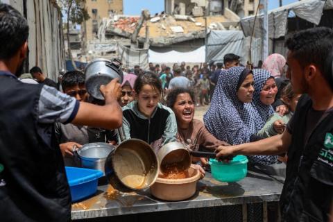 مدينة غزة 18 مايو 2026 (شينخوا) في الصورة الملتقطة يوم 18 مايو 2026، فلسطينيون يتلقون طعاما مجانيا من مطبخ مجتمعي في مدينة ...JPG