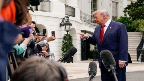 الرئيس الأميركي دونالد ترامب يشير بيده أثناء حديثه مع الصحفيين في البيت الأبيض بواشنطن العاصمة. الولايات المتحدة. 8 أيار 2026. (رويترز).jpeg
