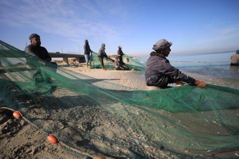 يعمل صيادون فلسطينيون على طول شاطئ مدينة غزة، في 2 مايو/أيار 2026. وتواجه مهنة الصيد، التي تُعتبر مهنة تقليدية تتوارثها الأجيال، تحديات مستمرة،تصوير: حسن الجديدي