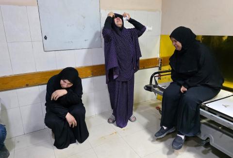 نقل مسعفون فلسطينيون ومدنيون جثمان شهيد وعددًا من الجرحى إلى مجمع ناصر الطبي في مدينة خان يونس جنوب قطاع غزة، عقب غارة إسرائيلية أسفرت عن استشهاد مواطن وإصابة آخرين، 17 أيار/ مايو 2026.تصوير: طارق محمد