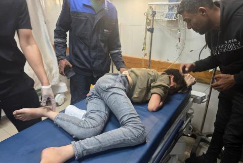 مسعفون ومتطوعون مدنيون ينقلون جثمان فلسطيني وعددًا من الجرحى إلى مجمع ناصر الطبي في خان يونس، عقب غارة إسرائيلية استهدفت سيارة شرطة، في 6 مايو/أيار 2026. تصوير: طارق محمد