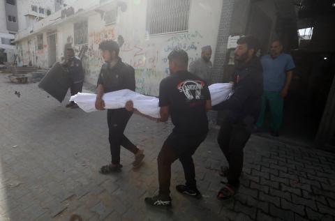 ودّع فلسطينيون جثامين ثلاثة شهداء قُتلوا في غارتين إسرائيليتين منفصلتين مساء اليوم السابق في مستشفى الشفاء بمدينة غزة، في 17 مايو/أيار 2026. (صورة: بلال أسامة)