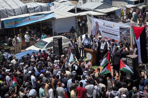 يشارك فلسطينيون في فعالية لإحياء الذكرى الثامنة والسبعين للنكبة في خان يونس جنوب قطاع غزة، يوم الإثنين 11 مايو/أيار 2026. (صورة: طارق محمد)
