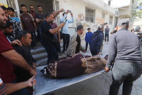 يُصلي المشيعون خلال جنازة فلسطينيين قُتلوا اليوم في غارة إسرائيلية، بحسب مسعفين، في مستشفى الشفاء بمدينة غزة، 16 مايو/أيار 2026. صورة: بلال أسامة
