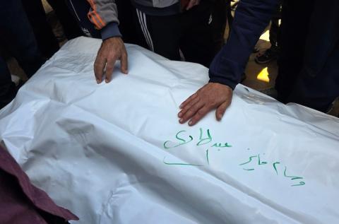 ودّع فلسطينيون جثماني فلسطينيين اثنين استُشهدا في غارة إسرائيلية استهدفت سيارة شرطة في خان يونس جنوب قطاع غزة في 10 مايو/أيار 2026. (صورة: طارق محمد)