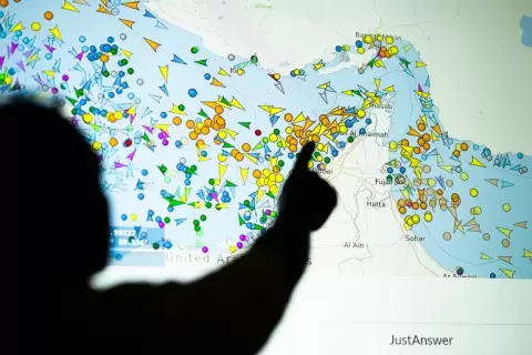 شاشة كبيرة تعرض تحركات السفن في مضيق هرمز على موقع تتبع السفن (الفرنسية).webp
