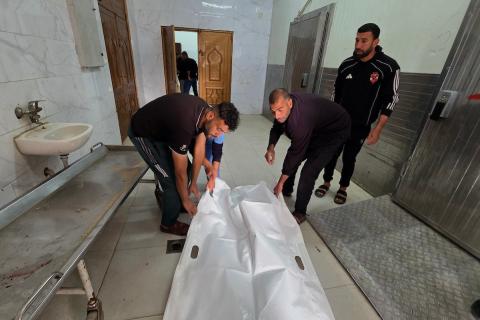 ودّع الفلسطينيون جثمان محمد عنابة في خان يونس جنوب قطاع غزة في 11 مايو/أيار 2026، بعد استشهاده في غارة جوية إسرائيلية شرق المدينة. صورة: طارق محمد