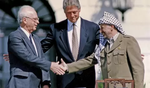 وُقعت الاتفاقية في العاصمة النرويجية أوسلو بتاريخ 13 أيلول 1993 ( ويب).webp