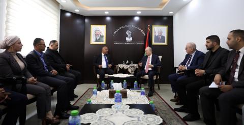 مصطفى  خلال زيارته لهيئة مقاومة الجدار والاستيطان.jfif