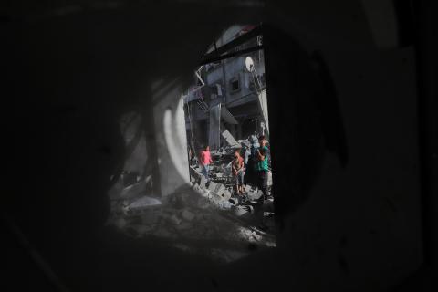 يتفقد فلسطينيون منازلهم المدمرة عقب غارة جوية إسرائيلية ليلية على مخيم البريج للاجئين وسط قطاع غزة، في 20 مايو/أيار 2026. صورة: حسن الجديدي