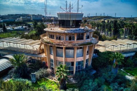 مخطط استعماري لإقامة مركز تراث في مطار القدس الدولي شمالي المدينة.jpg