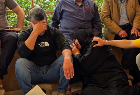 الفلسطينيون ينعون جثتي سائقي شاحنات المساعدات الفلسطينية اللذين قُتلا بنيران الجيش الإسرائيلي في منطقة مواسي برفح، في مجمع ناصر الطبي بخان يونس جنوب قطاع غزة، في 21 مايو 2026
