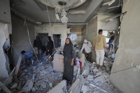فلسطينيون يتفقدون منازلهم المدمرة عقب غارة جوية إسرائيلية ليلية على مخيم المغازي للاجئين وسط قطاع غزة، في 21 مايو/أيار 2026. الصورة: حسن الجديدي.