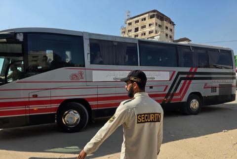 يغادر مرضى وجرحى فلسطينيون، برفقة عائلاتهم، مركزًا تابعًا للهلال الأحمر الفلسطيني في خان يونس، جنوب قطاع غزة، متجهين نحو معبر رفح في 30 أبريل/نيسان 2026.(طارق محمد)
