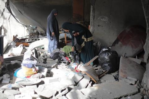 يتفقد فلسطينيون منازلهم المدمرة عقب غارة جوية إسرائيلية ليلية على مخيم البريج للاجئين وسط قطاع غزة، في 20 مايو/أيار 2026. صورة: حسن الجديدي