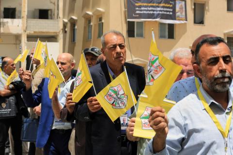 فلسطينيون يحضرون افتتاح المؤتمر الثامن لحركة التحرير الوطني الفلسطيني “فتح” في مدينة غزة، في 14 أيار/مايو 2026، وسط ترتيبات لانتخاب اللجنة المركزية والمجلس الثوري وتجديد هياكل قيادة الحركة. تصوير: بلال أسامة.