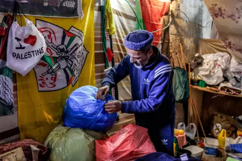 سمير أبو صلاح في خيمة اللجوء بنابلس (أ.ف.ب).webp